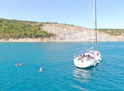 PRIVATE CRUISE - YACHT FOR RENT 4